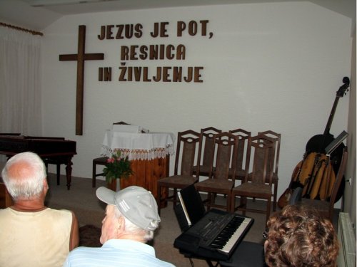 2 Fokovci, notranjost Binkoštne cerkve